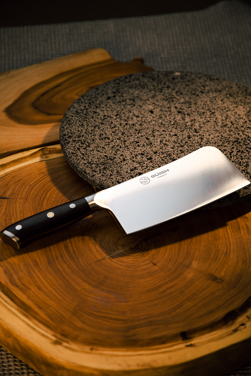 cuchillo hacha representando suish the soound of cooking con un filo y durabilidad inigualable, ideal para cortar huesos y carne a la parrilla 