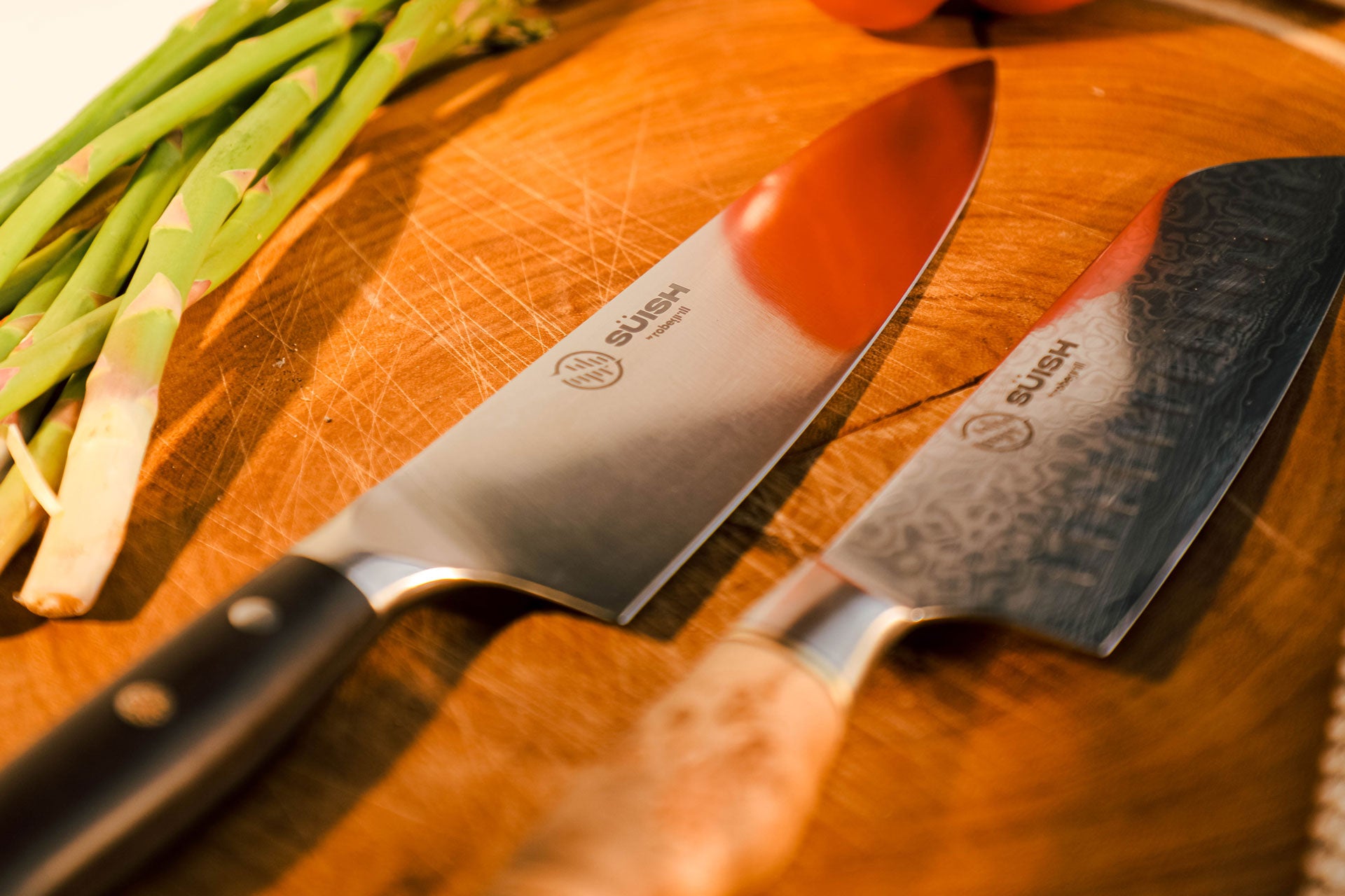 El combo perfecto si existe ! cuchillo de chef y el cuchillo santoku japones son los dos cuchillos profesionales que no pueden faltar en tu cocina. por su increible filo y durabilidad la marca SÜISH es la mejor para todos los parrilleros y chef que busccan la mejores herramienta de corte en el mercado 