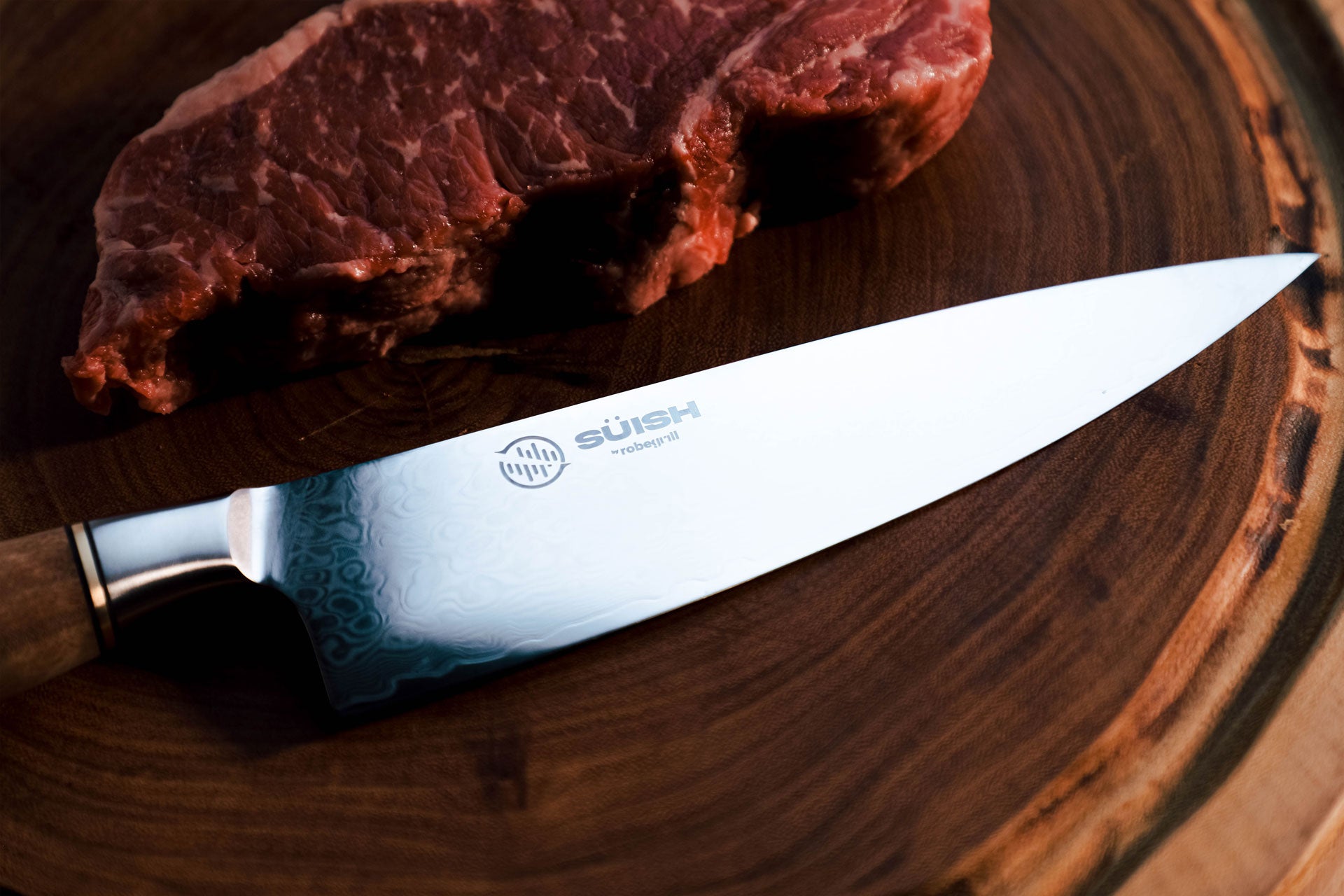 Cuchillo Damasco Japonés para proteina marca SÜISH by RobeGrill, el cuchillo básico para parrilleros cuenta con un filo y durabilidad innigualable