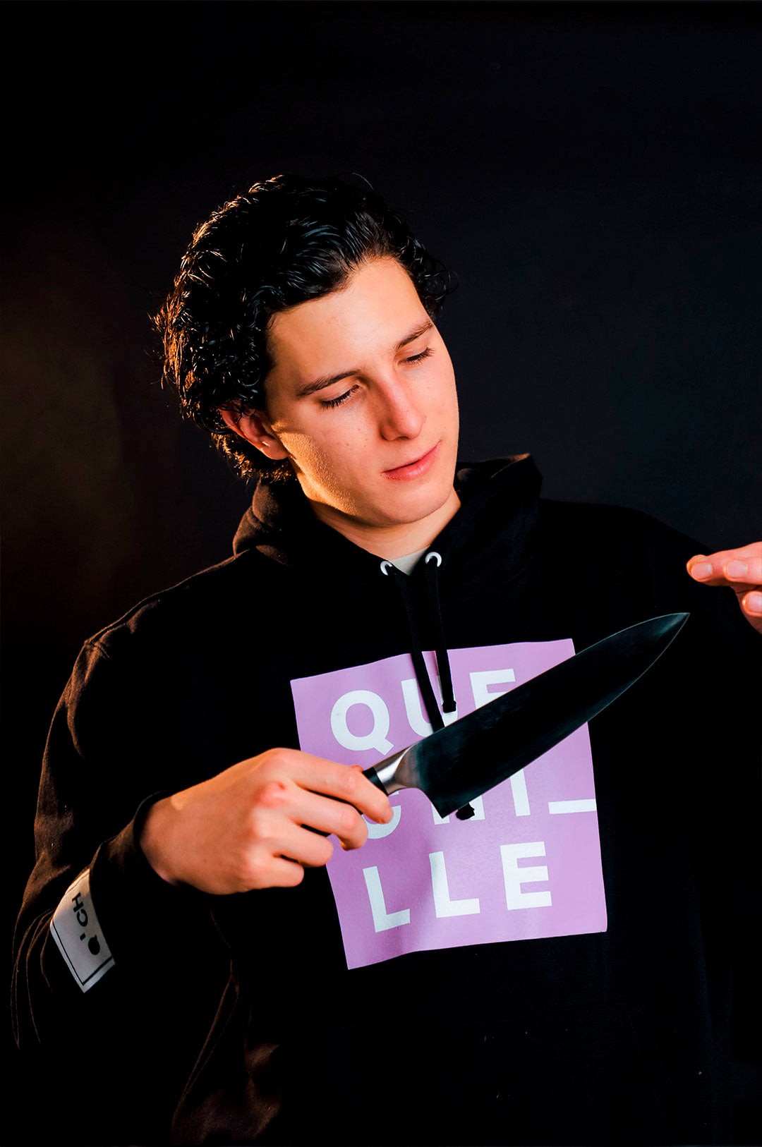 Roberto Morales influencer de tiktok con el cuchillo de chef y cuchillo damasco de la linea süish by robegrill "the sound of cooking"