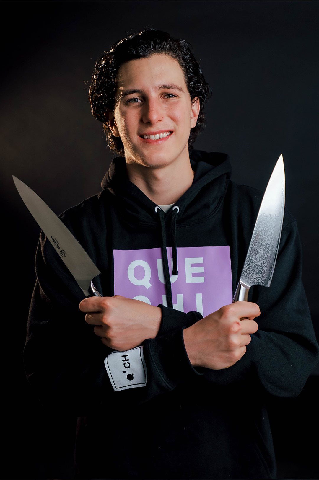 Roberto Morales influencer de tiktok con el cuchillo de chef y cuchillo damasco de la linea süish by robegrill "the sound of cooking"