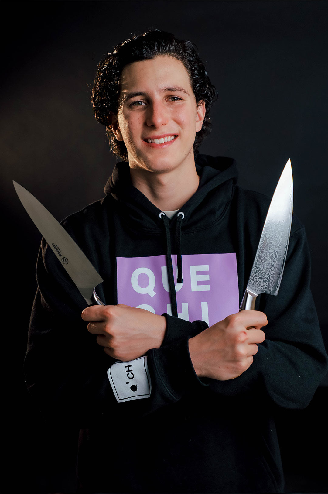 Roberto Morales influencer de tiktok con el cuchillo de chef y cuchillo damasco de la linea süish by robegrill "the sound of cooking" 