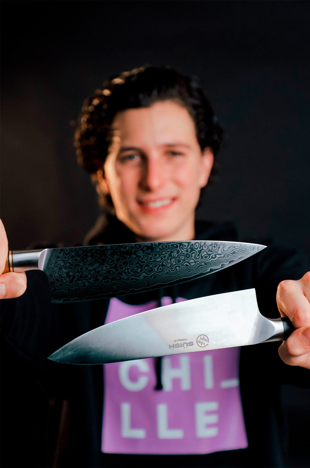 Roberto Morales influencer de tiktok con el cuchillo de chef y cuchillo damasco de la linea süish by robegrill "the sound of cooking"