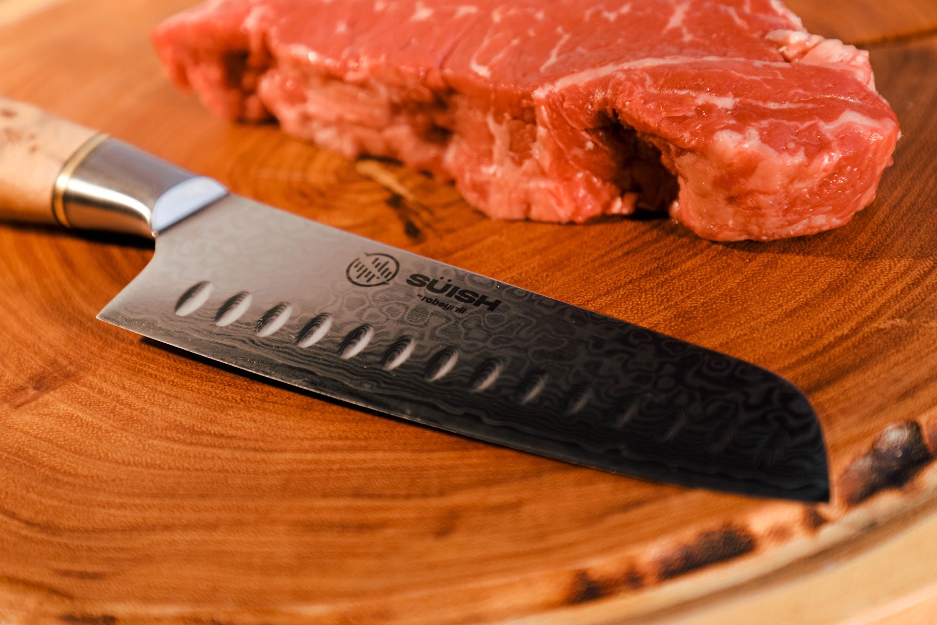 Durabilidad, filo y diseño unico son los atributos de este cucchillo santoku japones, en cada capa de acero damasco guarda la perfeccion y calidad que debe tener cualquier parrillero en la cocina convirtiendose en el cuchillo perfecto para hacer una carne asada con familia y amigos