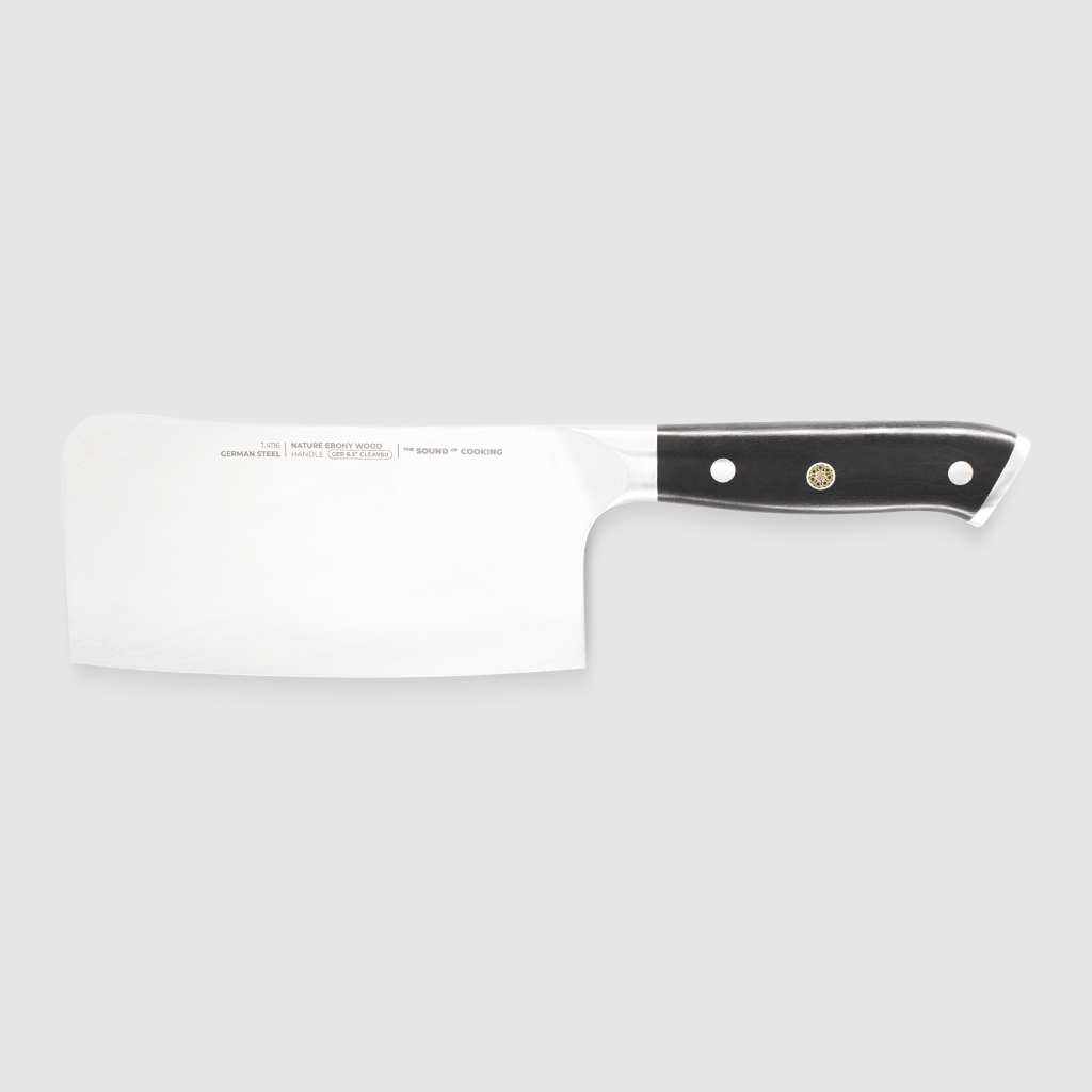 Hacha de cocina ideal para cortar huesos y carne. Medida: 6.5 pulgadas. Hoja: 1.4116 Acero alemán. Mango: Madera de ébano natural.